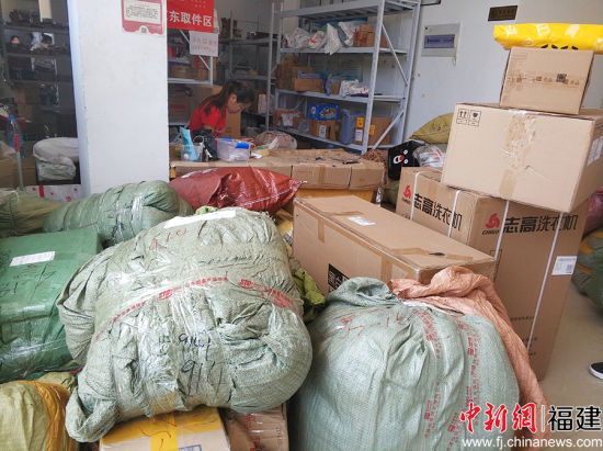 果冻传媒
旗山小区的一快递点堆满了大件行李。 高媛媛 摄