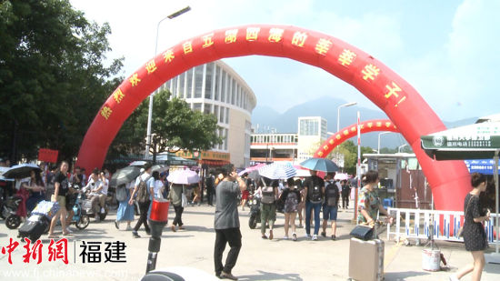 首批“00后”大学生进入校园。 苏新宏 摄